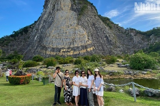 Группа вьетнамских туристов фотографируется на память у горы Золотого Будды Кхао Чи Чан, туристического объекта в Таиланде, июнь 2024 года. (Фото: Суан Шон)