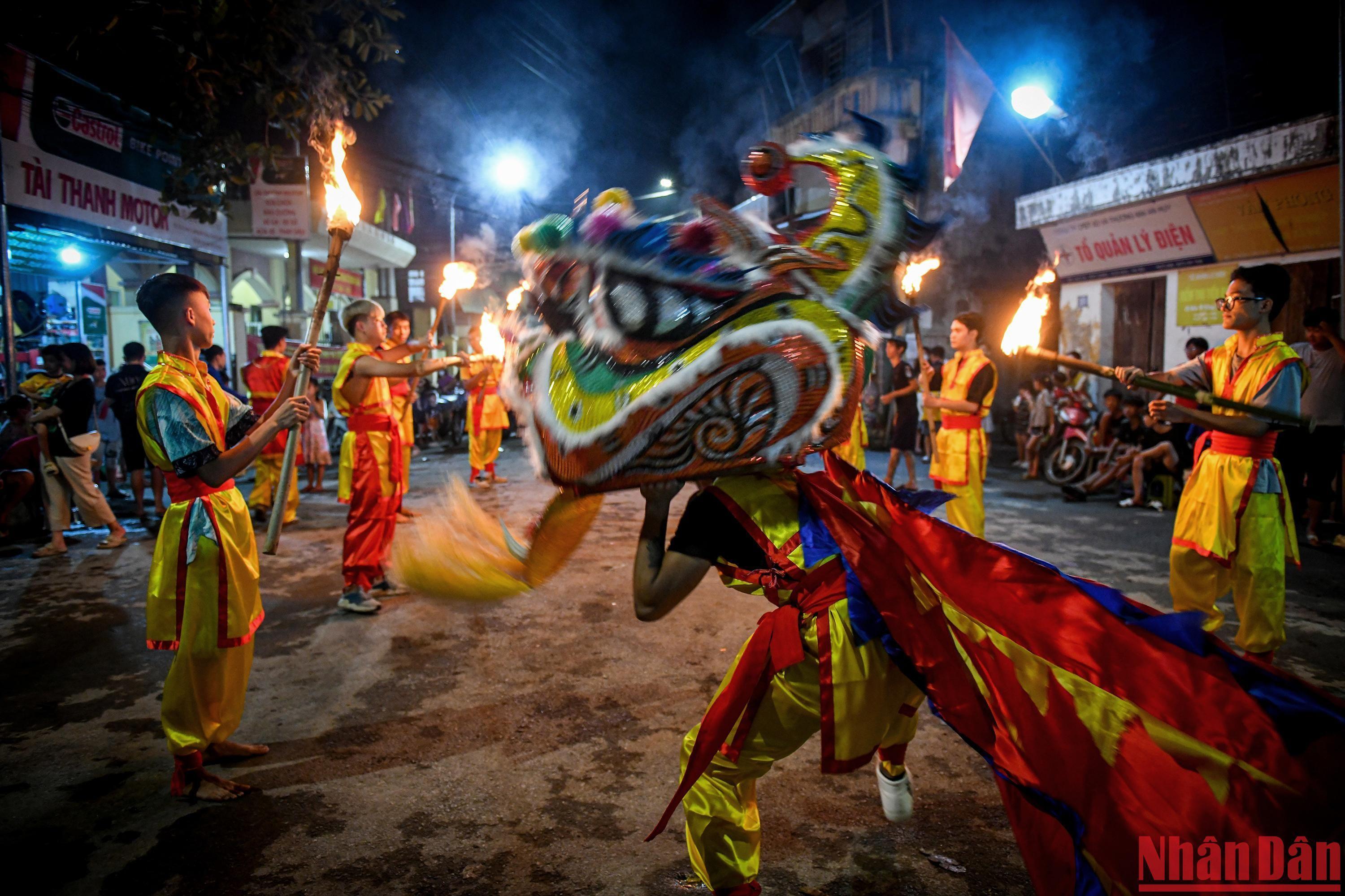 Танец льва и огнедышащие выступления по случаю Праздника середины осени стали уникальной культурой местных жителей.