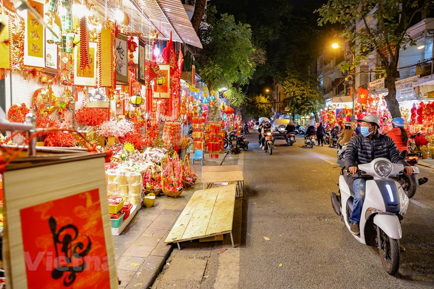 В преддверии Тэт Нгуен Дан 2023 года улица Хангма полна красных фонарей, счастливых конвертов «лиси», висящих изображений бога удачи и др.