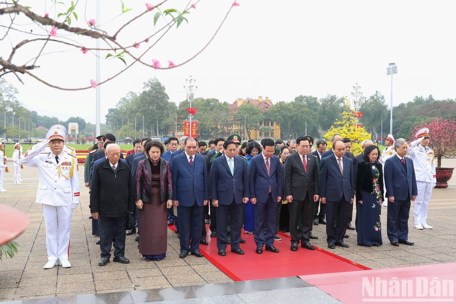 Руководители Партии и Государства почитают память Президента Хо Ши Мина.