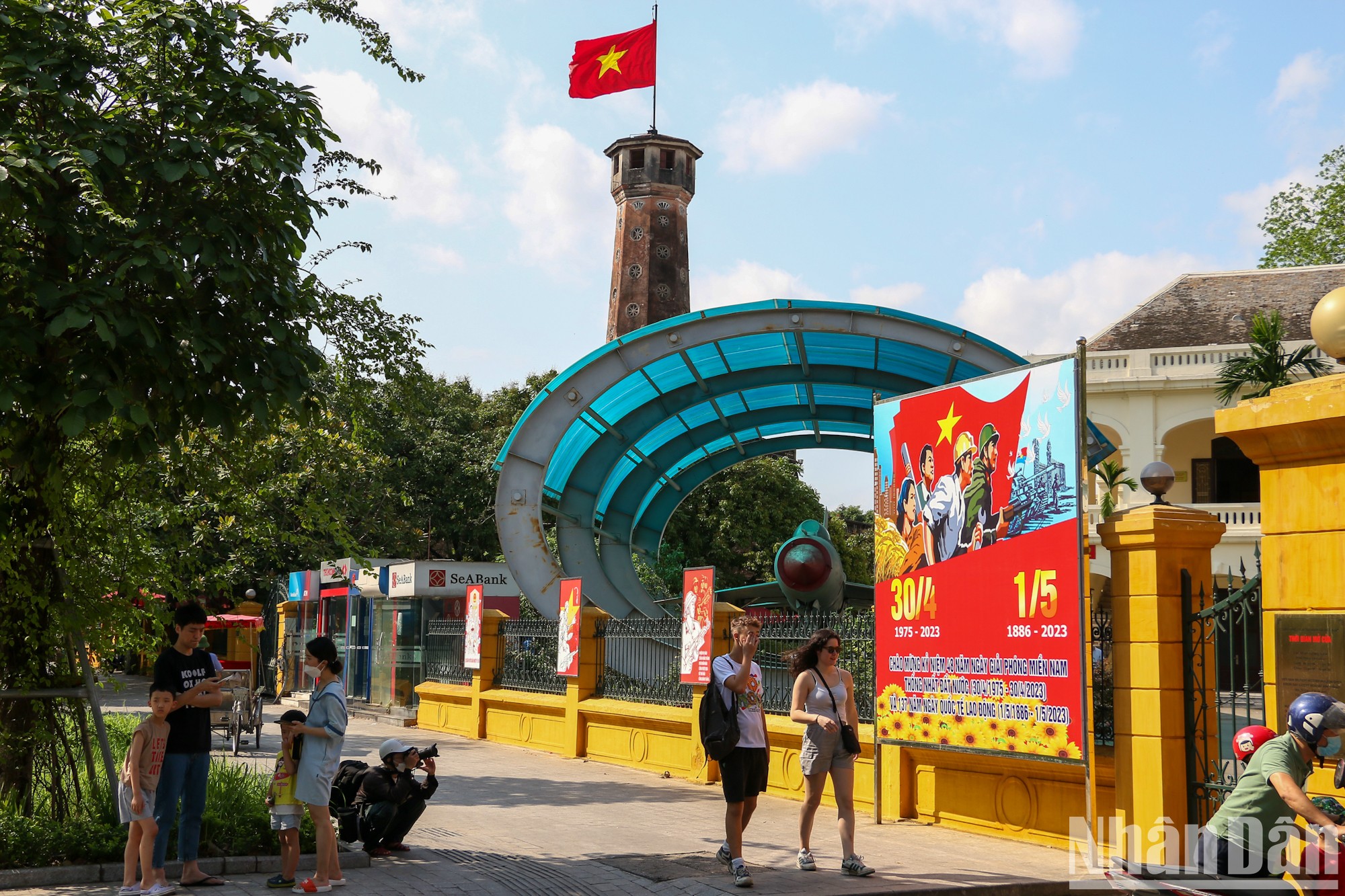 Большое панно перед воротами Военно-исторического музея Вьетнама.