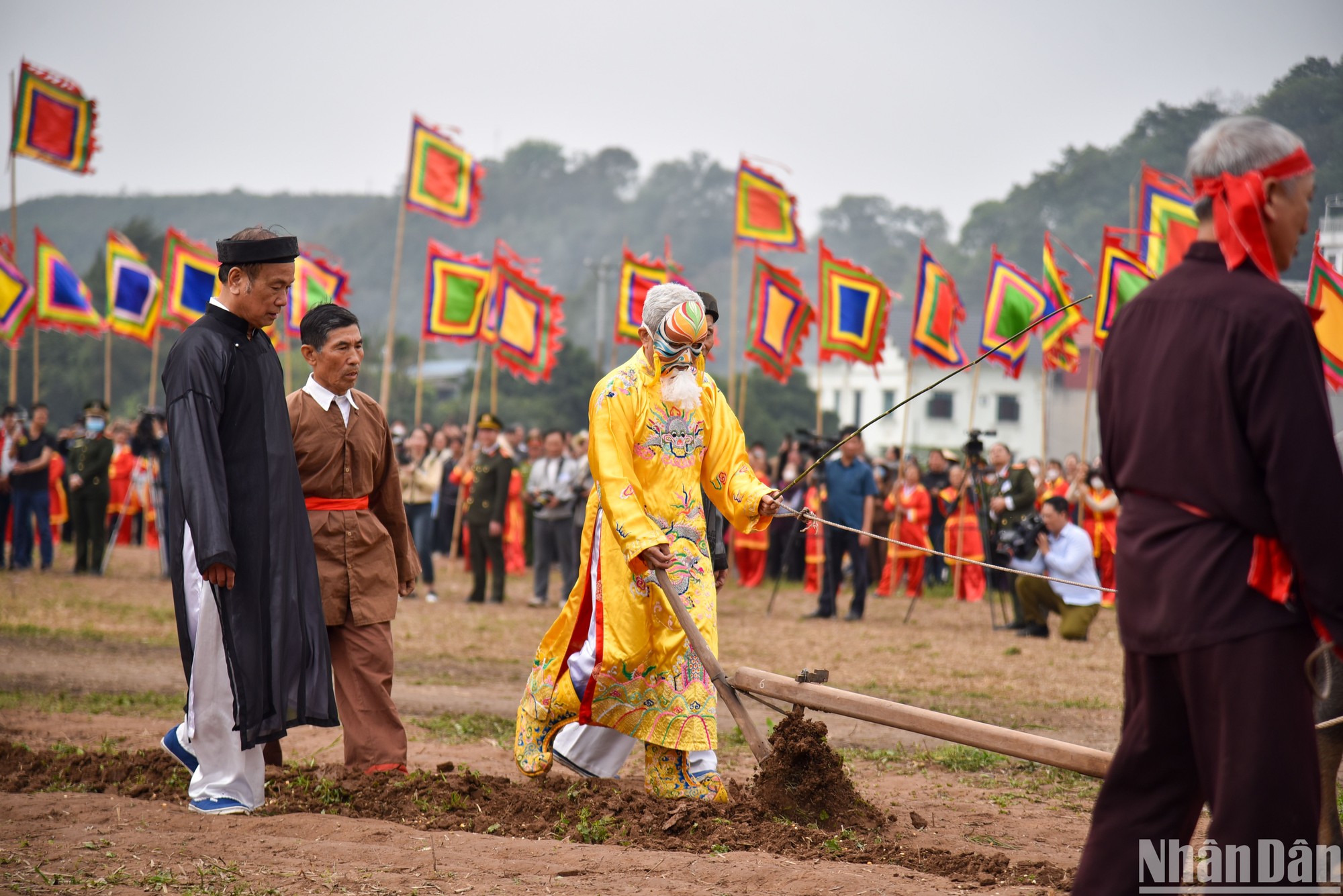 Воссоздание образа императора, идущего в поле в рамках праздника начала обработки поля Дойшон