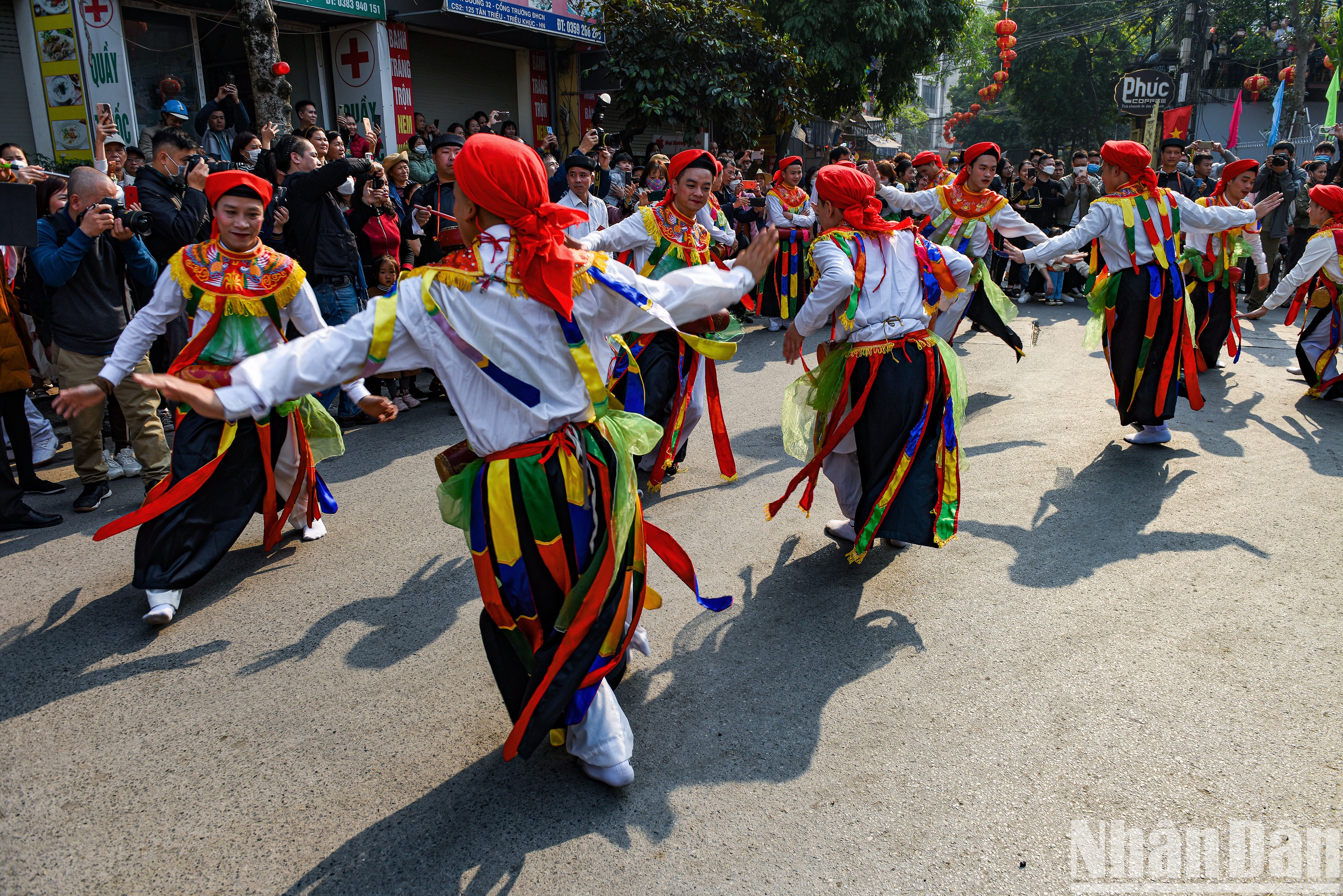 Молодые мужчины из деревни Чиеукхук (Ханой) танцевали в женских нарядах