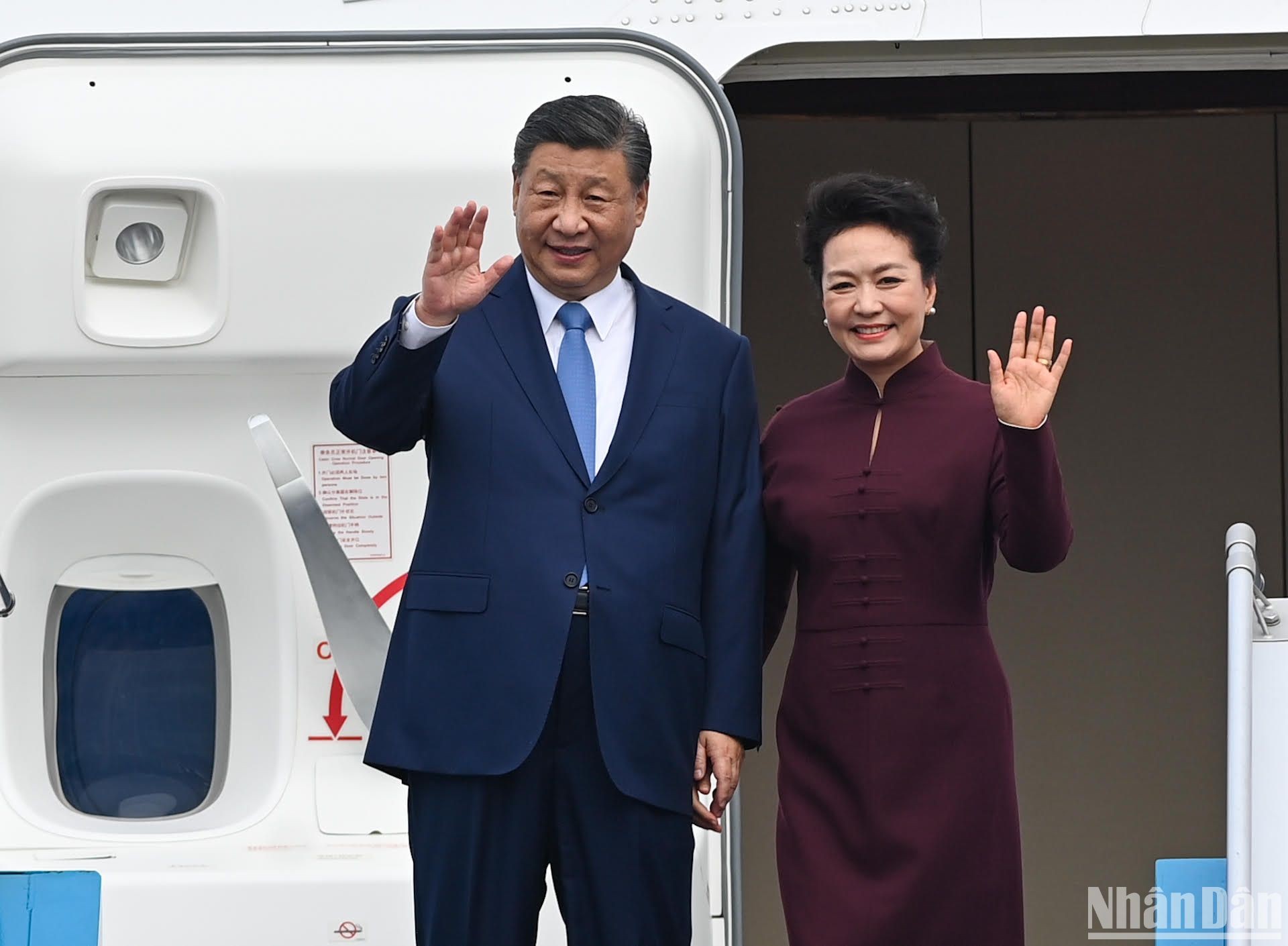 Генеральный секретарь ЦК КПК, Председатель КНР Си Цзиньпин с супругой прибыли в Ханой, начав государственный визит во Вьетнам.
