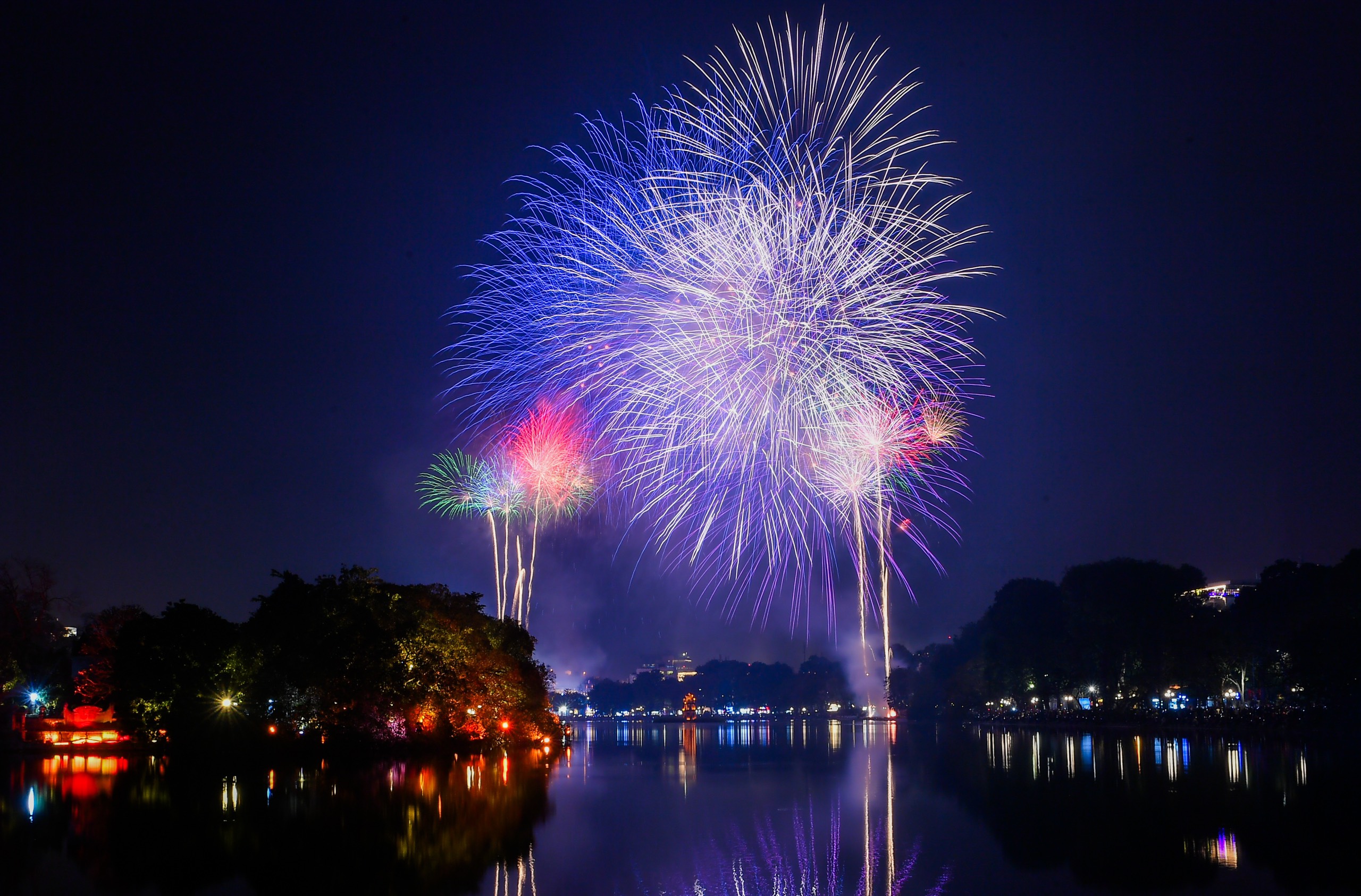 Фейерверк по случаю Нового года по лунному календарю осветил небо над Ханоем