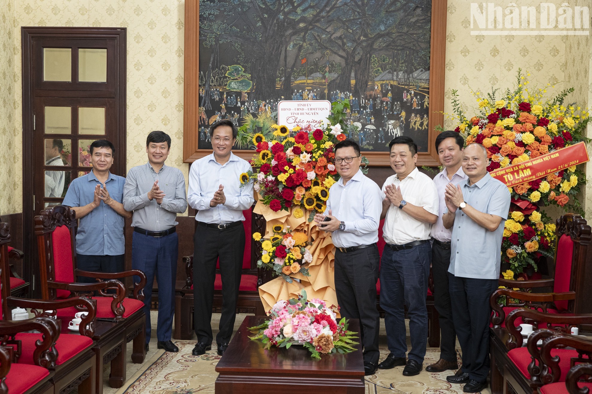Делегации многих учреждений и подразделений поздравили газету «Нянзан» с праздником