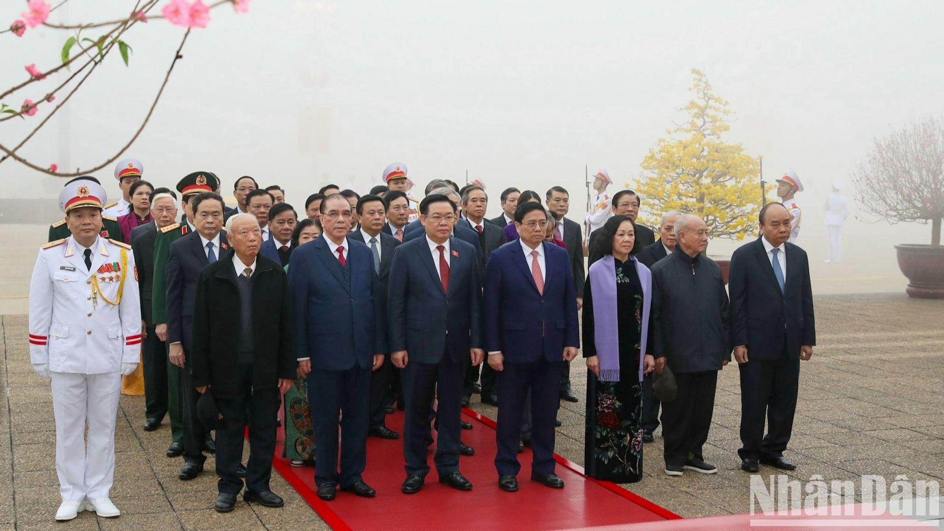 Действующие и бывшие руководители почитают память Президента Хо Ши Мина.