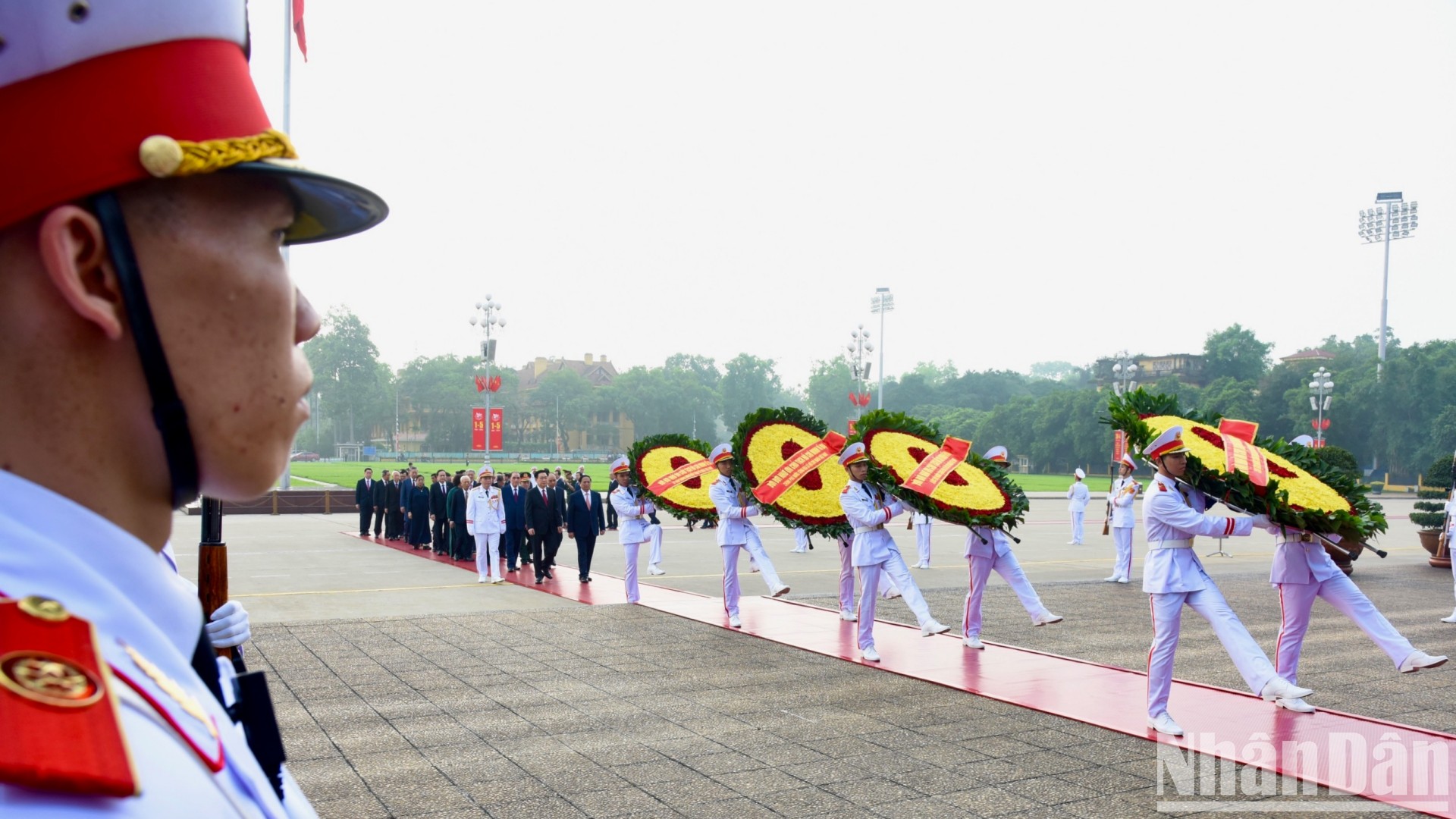 Руководители Партии и Государства почтили память Президента Хо Ши Мина