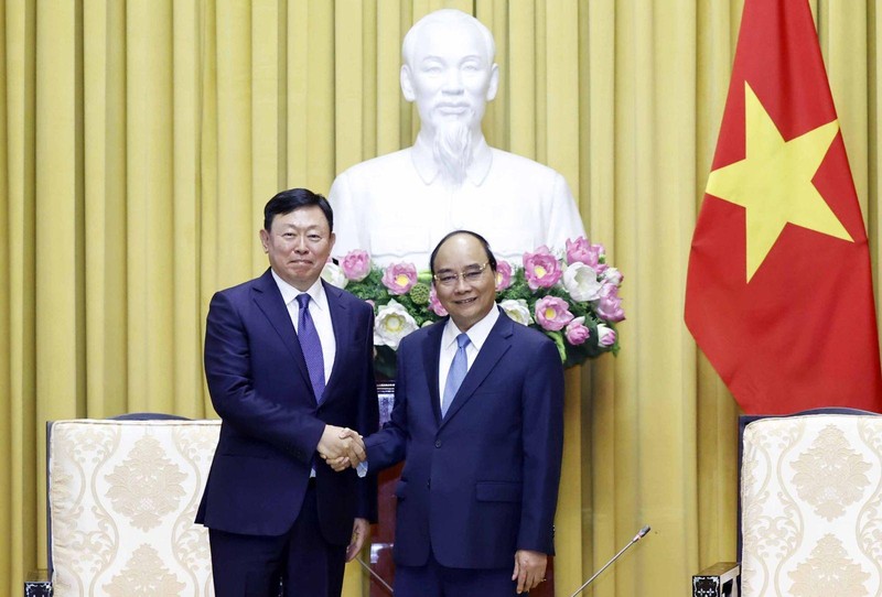 Президент Нгуен Суан Фук и Председатель южнокорейской корпорации Lotte Син Дон Бин. Фото: vpctn.gov.vn
