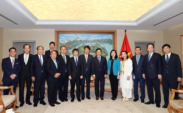 Вице-премьер Фам Бинь Минь, руководители ведомств Вьетнама и японская делегация. Фото: VGP