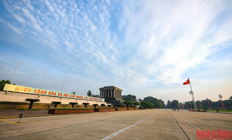 Государственный флаг Вьетнама был поднят на площади Бадинь.