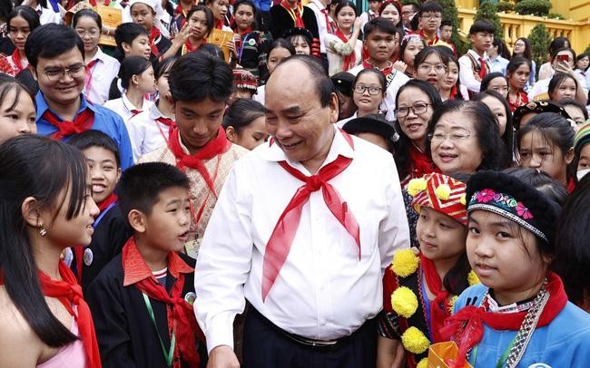 Президент Нгуен Суан Фук и выдающиеся дети 54 народностей. Фото: VNA