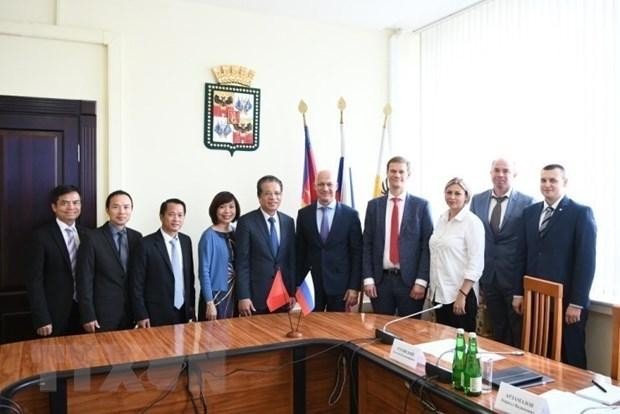 Делегация Посольства Вьетнама в России и руководители Краснодара. Фото: VNA