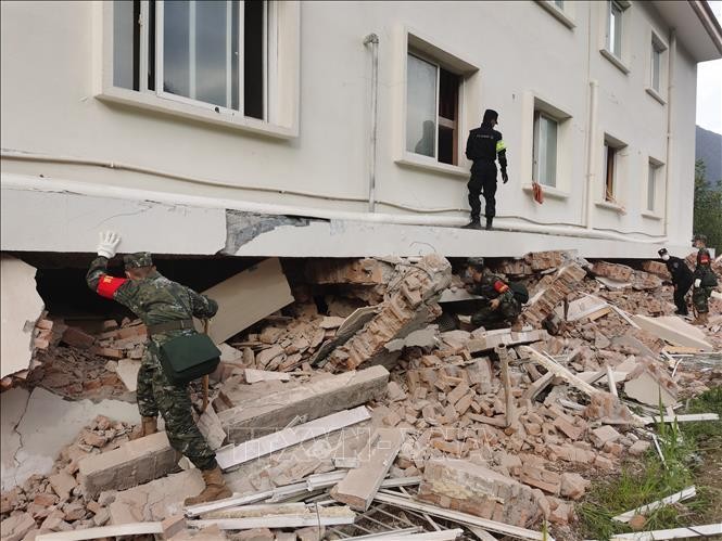 Сильное землетрясение произошло 5 сентября 2022 г. в уезде Лудин Ганьцзы-Тибетского автономного округа провинции Сычуань. Фото: Синьхуа/VNА