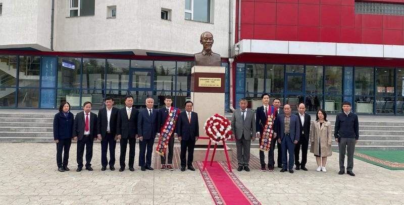 Министр сельского хозяйства и развития деревни Вьетнама и рабочая делегация фотографируются на память в школе №14. Фото: Посольство Вьетнама в Монголии