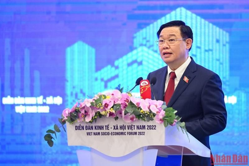 Председатель НС Вьетнама Выонг Динь Хюэ выступает с речью. Фото: Зюи Линь 