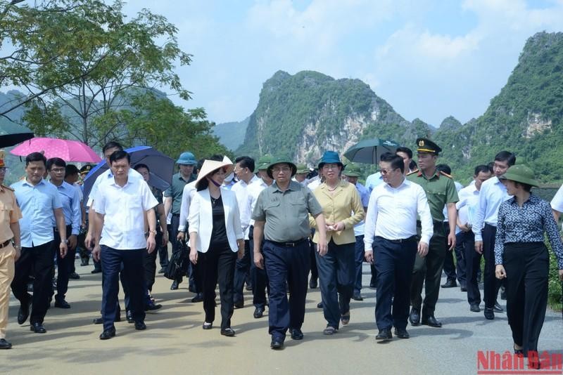 Премьер-министр Фам Минь Тьинь и делегация Правительства осматривают место строительства второго филиала гериатрической больницы. 