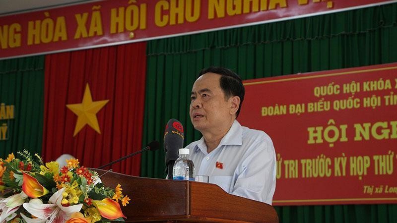 Постоянный зампредседателя НС Чан Тхань Ман выступает с речью. 