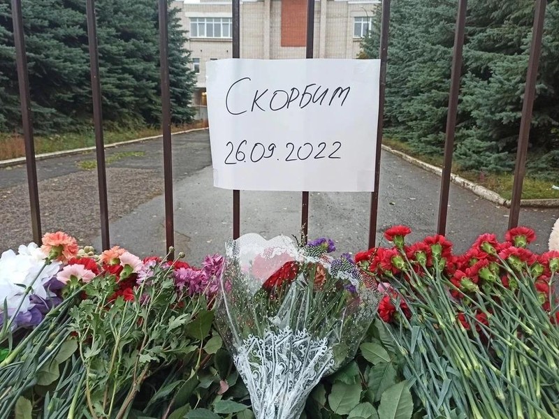 Местные жители выразили соболезнования погибшим при стрельбе в школе №88. Фото: nsk.kp.ru