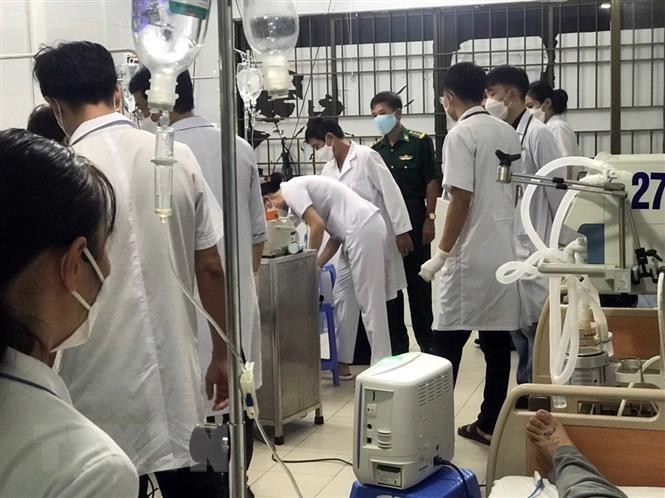 Вьетнамские врачи оказывают помощь членам экипажа судна Wu Zhou 8. Фото: VNA 