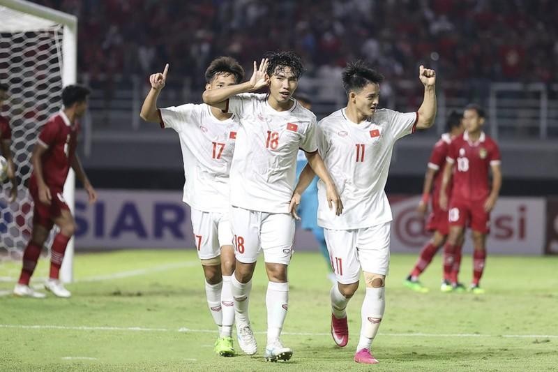 Вьетнамские игроки празднуют забитый гол в матче против сборной U20 Индонезии. Фото: Федерация футбола Вьетнама