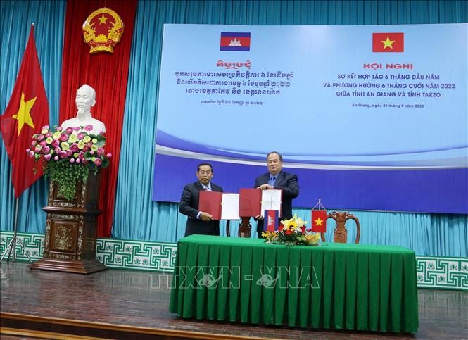 Руководители провинций Анжанг и Такео подписывают соглашение о сотрудничестве на ближайшее время. Фото: VNA
