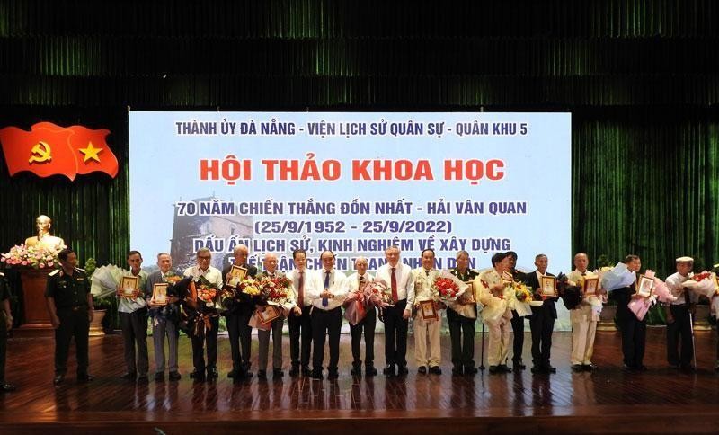 Президент Нгуен Суан Фук вручает цветы офицерам, солдатам, историческим свидетелям победы Доннят-Хайванкуан.