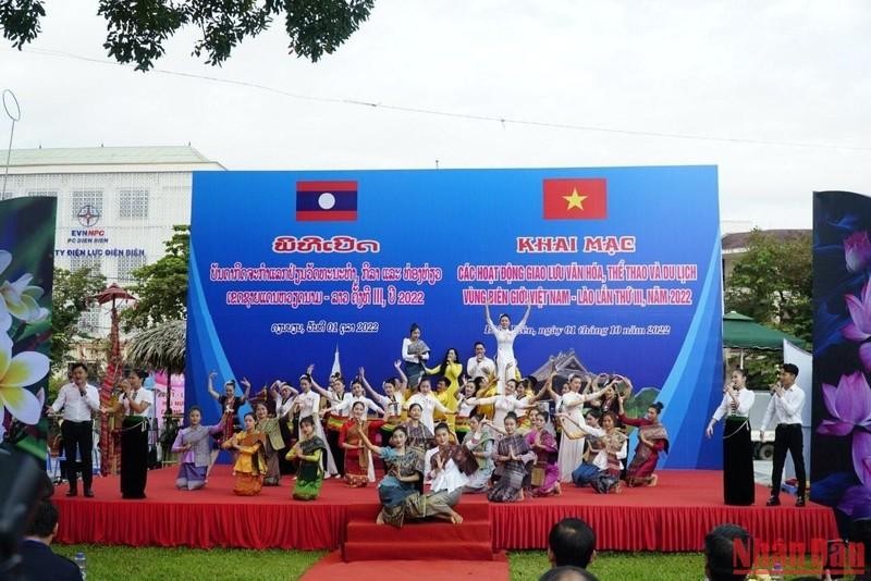 Танцевальный номер об отношениях солидарности между Вьетнамом и Лаосом в исполнении артистов двух стран.