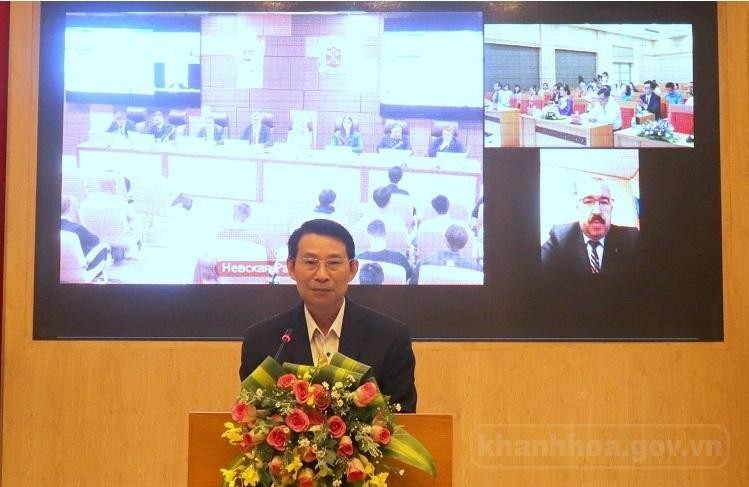 Заместитель председателя Народного комитета провинции Кханьхоа Динь Ван Тхиеу выступает с речью на форуме. Фото: khanhhoa.gov.vn