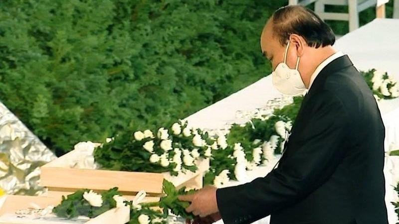Президент Нгуен Суан Фук возлагает цветы в память о бывшем Премьер-министре Японии Абэ Синдзо. Фото: VNA