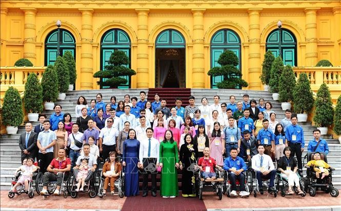 Вице-президент Во Тхи Ань Суан и делегаты. Фото: VNA