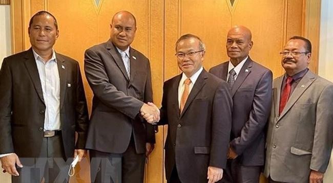 Посол Ву Хонг Нам (в центре) и палауские должностные лица. Фото: VNA