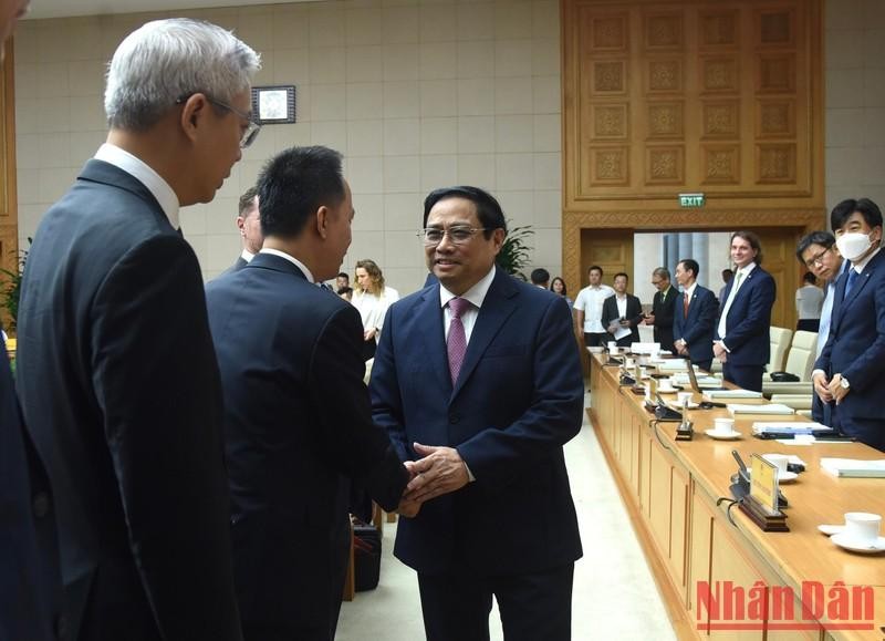 Премьер-министр Фам Минь Тьинь и иностранные инвесторы. Фото: Чан Хай