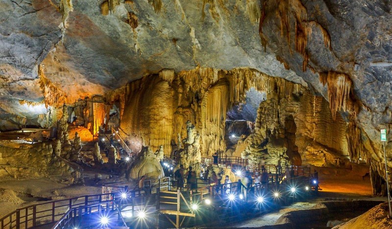 Райская пещера (пещера Тхиендыонг) – одна из самых великолепных пещер в Национальном парке Фонгня-Кебанг. Фото: Vietnam+