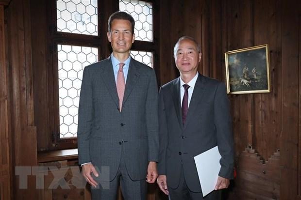 Посол Фунг Тхе Лонг (справа) и наследный принц Княжества Лихтенштейн Алоиз. Фото: VNA