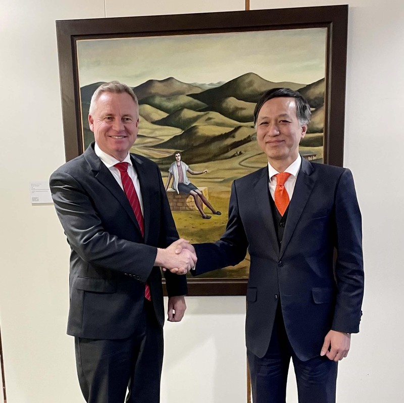 Посол Нгуен Тат Тхань (справа) и Премьер Тасмании Джереми Роклифф. Фото: Посольство Вьетнама в Австралии