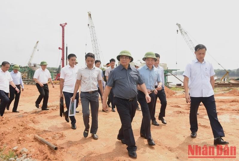 Премьер-министр посещает строительную площадку проекта моста Жойфиен в г. Йенбай.