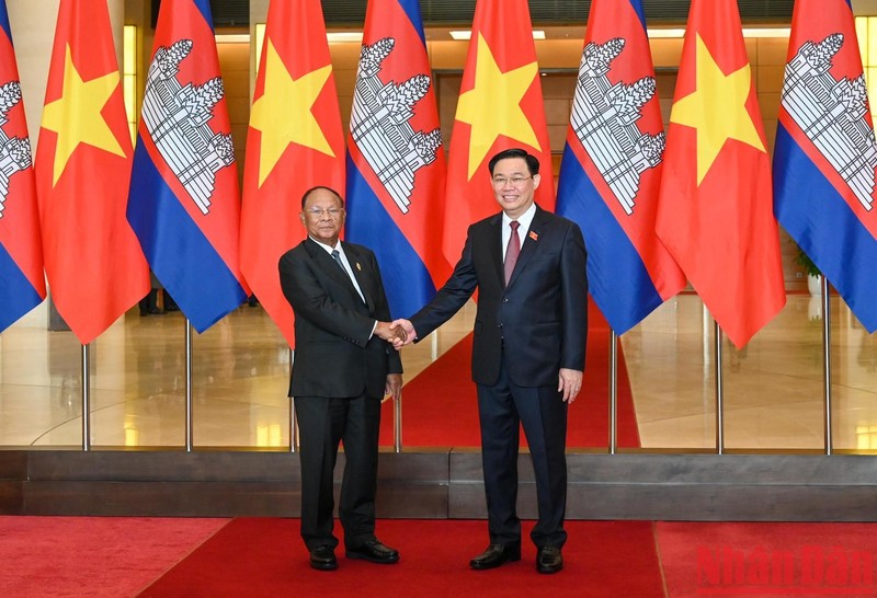 Председатель НС Вьетнама Выонг Динь Хюэ и Председатель НА Камбоджи Хенг Самрин. Фото: Зюи Линь