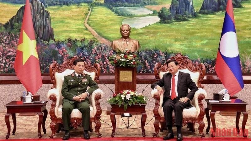Генерал армии Фан Ван Жанг и Генеральный секретарь ЦК НРПЛ, Президент Лаоса Тхонглун Сисулит. Фото: Чинь Зунг