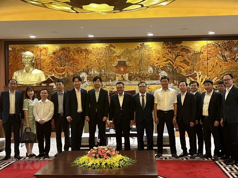 Председатель Народного комитета Ханоя Чан Ши Тхань (7-й слева) и представители южнокорейских предприятий. Фото: VNA