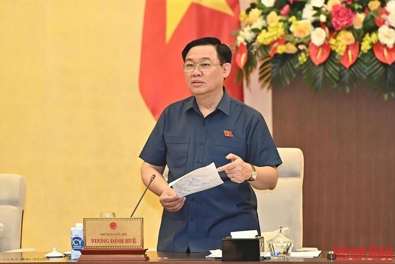 Председатель НС Выонг Динь Хюэ выступает на закрытии заседания. Фото: Зюи Линь
