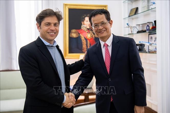Посол Вьетнама в Аргентине Зыонг Куок Тхань и губернатор провинции Буэнос-Айреса Аксель Кисильоф. Фото: VNA