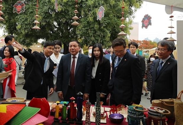 Министры двух стран посещают пространство вьетнамской культуры. Фото: VNA