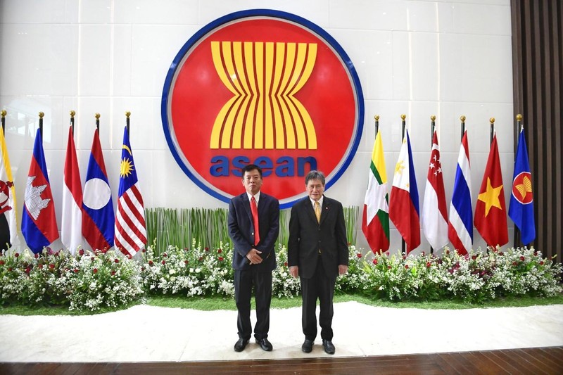 Посол Ву Хо (слева) и Генеральный секретарь АСЕАН Лим Джок Хой. Фото: МИД Вьетнама