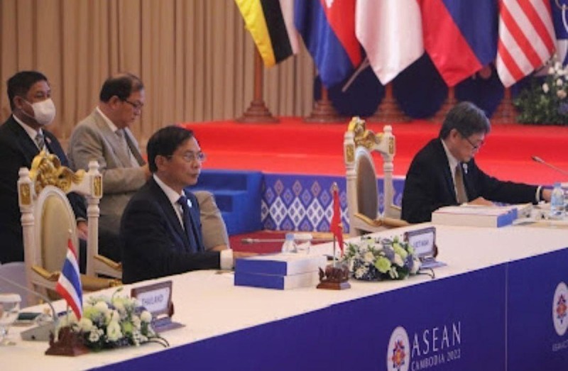 Министр иностранных дел Вьетнама Буй Тхань Шон на совещании. Фото: ВИА
