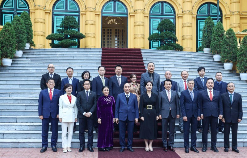 Президент Нгуен Суан Фук и делегаты. Фото: vpctn.gov.vn