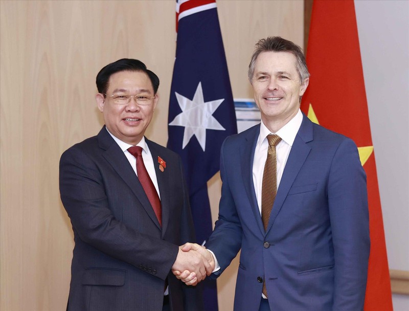 Председатель НС Выонг Динь Хюэ и Министр образования Австралии Джейсон Клэр. Фото: ВИА