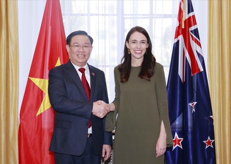 Председатель НС Выонг Динь Хюэ и Премьер-министр Новой Зеландии Джасинда Ардерн. Фото: ВИА