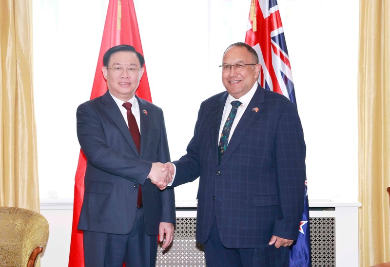 Председатель НС Выонг Динь Хюэ и Председатель Парламента Новой Зеландии Адриан Рураве. Фото: ВИА