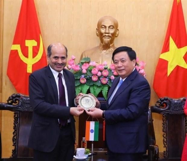 Товарищ Нгуен Суан Тханг и Посол Индии во Вьетнаме Сандип Арья. Фото: ВИА